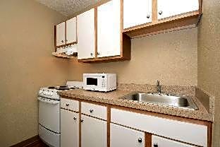 Efficiency Queen Room with Tub - Disability Access/Non Smoking/Pet Friendly