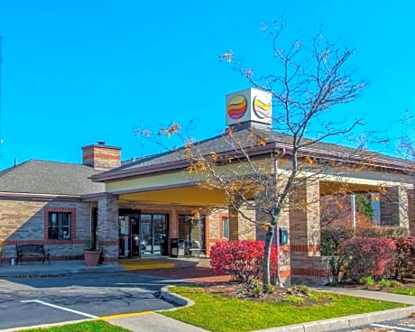 Comfort Inn & Suites Erie - Splash Lagoon Indoor Waterpark