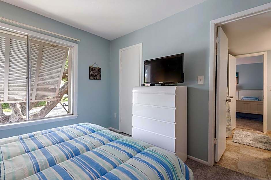 Walk to the Sand, Pool & Hot Tub Waterfront Oasis