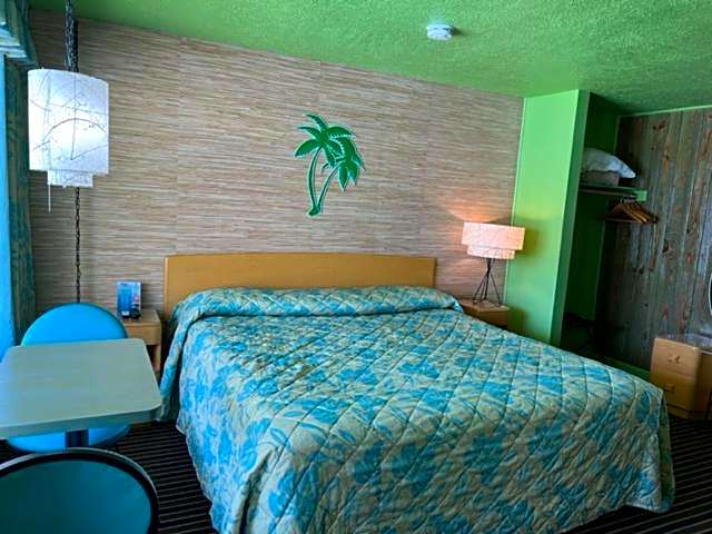 Photo 1 of 5 of 1 King Bed, Pool View