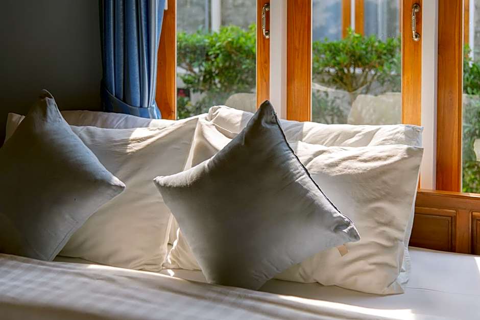 Foto 1 dari 11 — 1 Queen Bed, Pool View