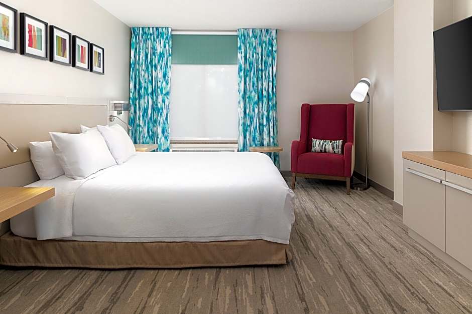 Foto 1 daripada 4 — 1 King Bed, Hearing/Mobility Accessible, Roll in Shower