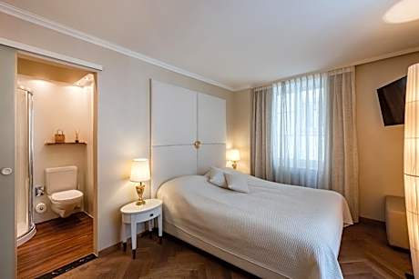 Queen Room with City View (1 Adult)
