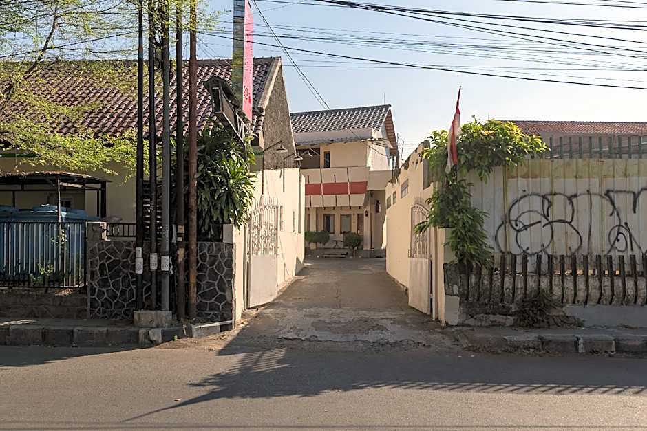 RedDoorz near Pasar Pagi 2 by Cassana