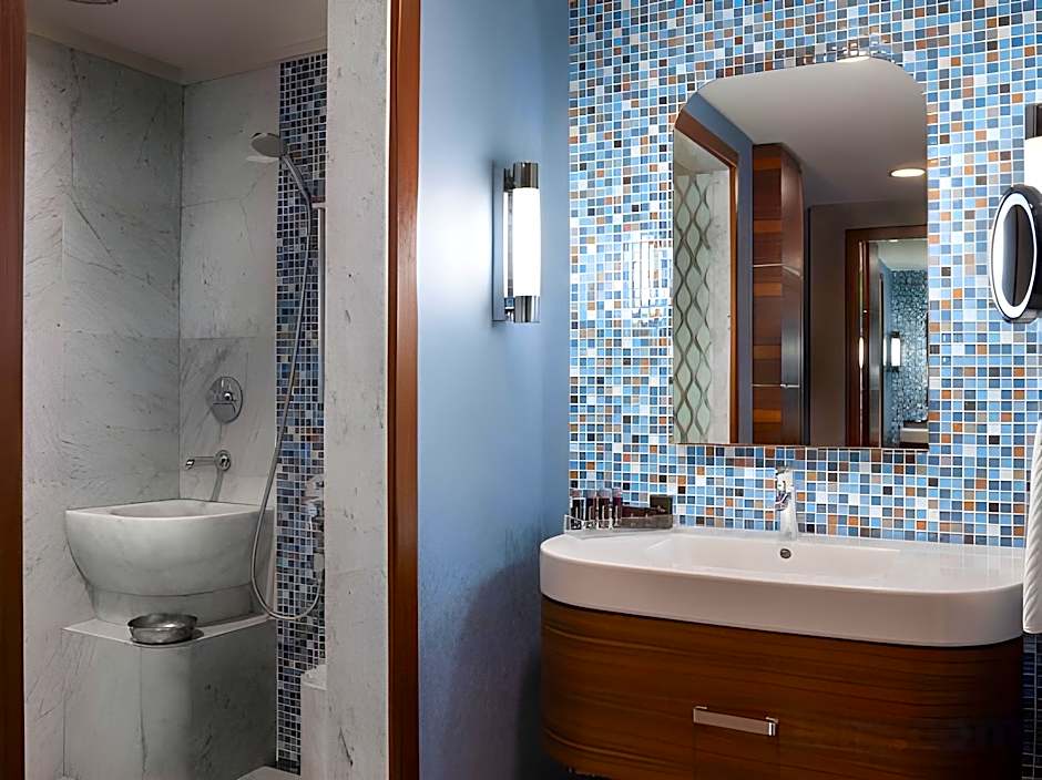 Renaissance by Marriott Izmir Hotel