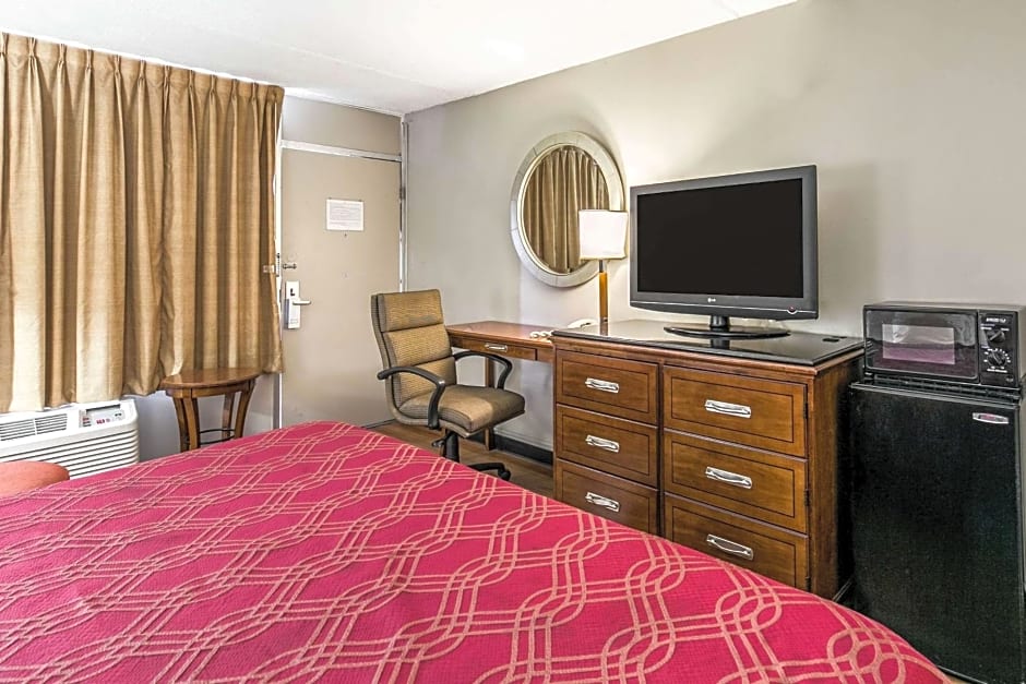 Econo Lodge North