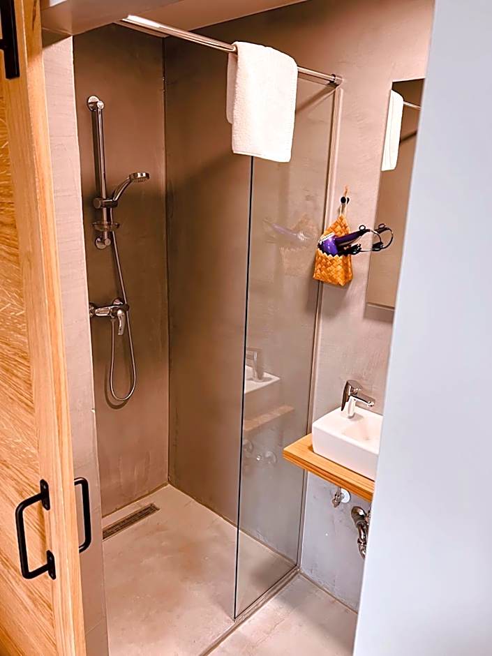 PJ Hotel Cerklje - 5min to Airport - Free Parking