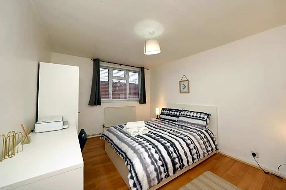London Oasis Flat with High-Speed Broadband and Free Parking