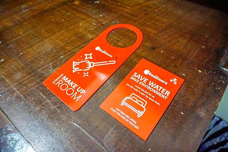 RedDoorz near Penimbangan Beach Singaraja