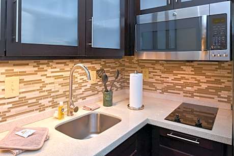 Queen Suite with Roll-In Shower - Disability Access