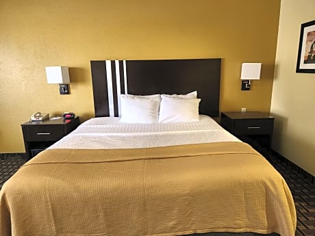 King Suite with Mobility Access and Bathtub with Grab Bars, Non-Smoking