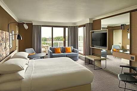 Junior King Suite - Club Lounge Access