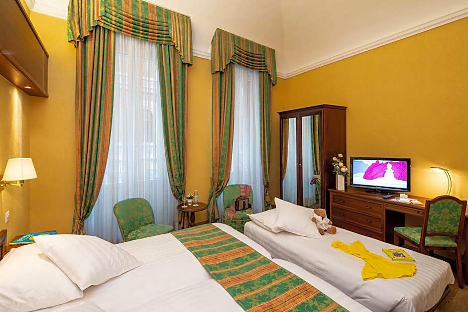 International au Lac Historic Lakeside Hotel