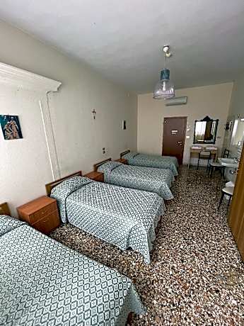 Quadruple Room with Private Bathroom