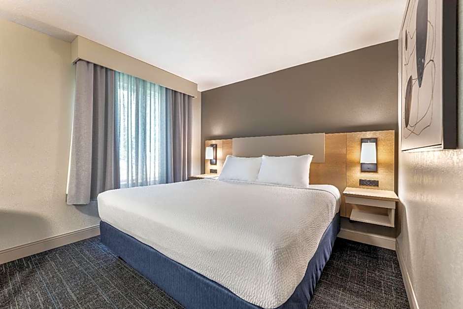 Days Inn & Suites by Wyndham Thunder Bay