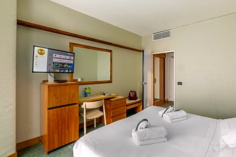 Deluxe Room with Beach Access