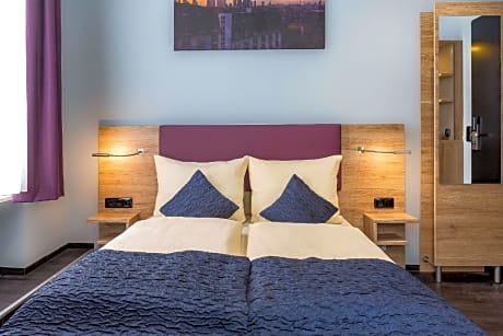 1 Double Bed Nonsmoking