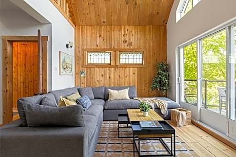Rustic Waterfront Chalet Panoramic View and Spa