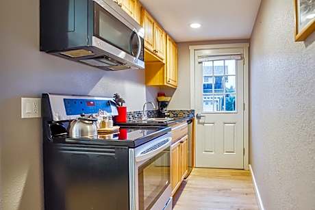 Queen Room with Kitchen