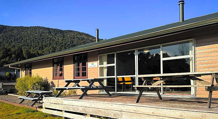 The Crossing Lodge and Backpackers