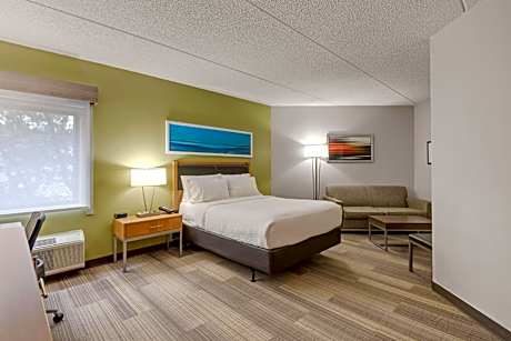 Queen Room with Single Sofa Bed and Tub - Mobility Accessible