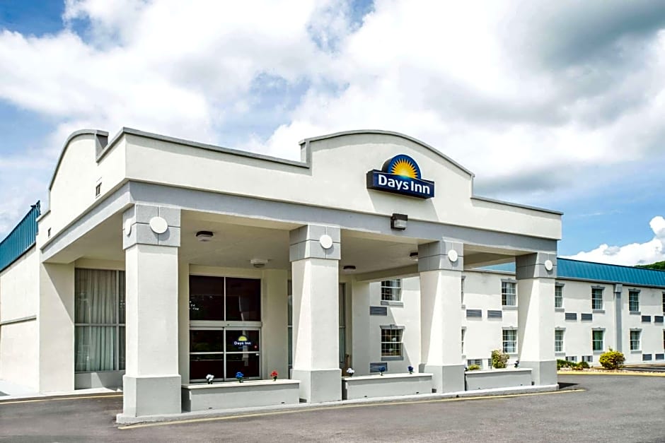 Days Inn by Wyndham Roanoke Near I-81