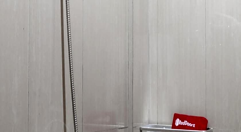 RedDoorz Syariah Plus near Trans Studio Cibubur