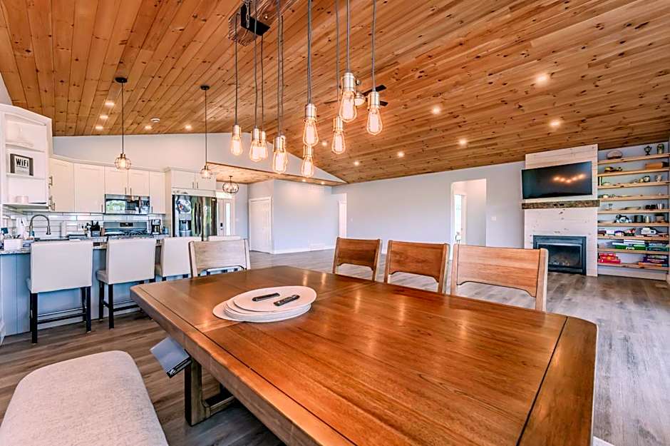 Luxury Lakefront Escape w Games Room