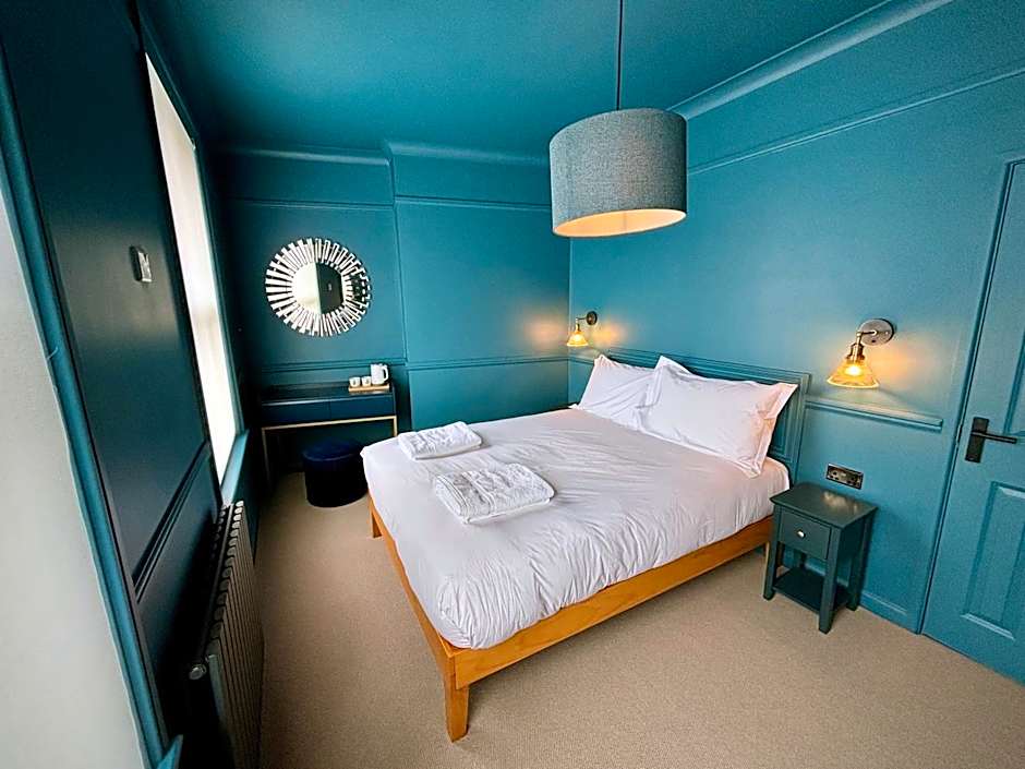 ROOMS AT THE QUAYSIDE - stylish en-suite rooms on Poole Quay all fully refurbed