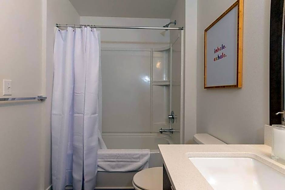 Self Check-in-washer-dryer-4ksmart Tv-king Bed-gym