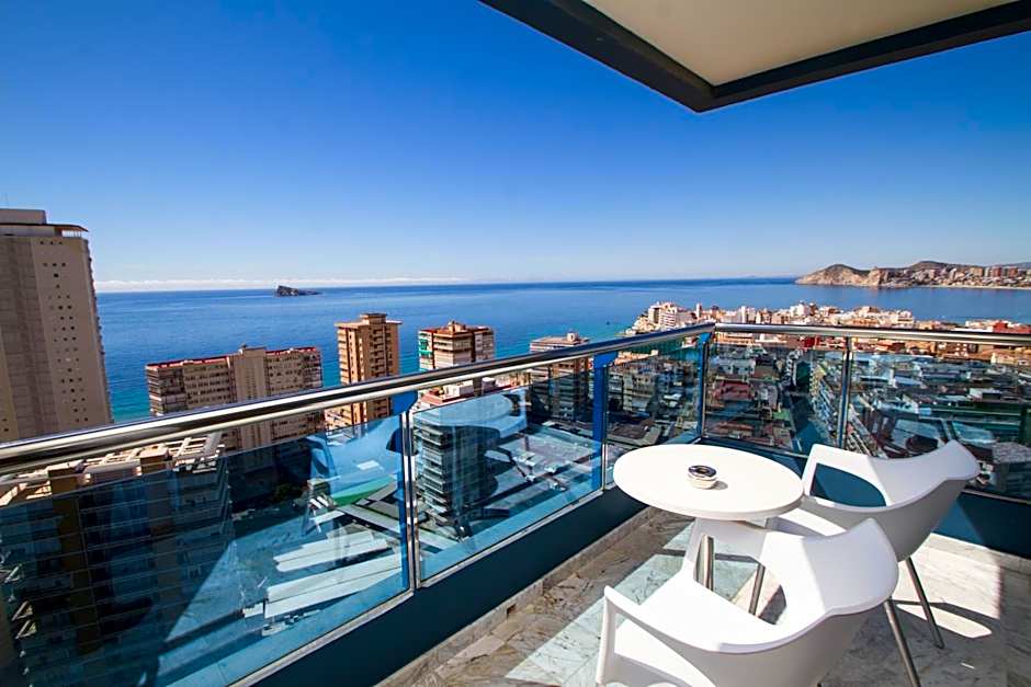 Foto 1 di 4 di Deluxe 2 Beds, Sea View, Terrace