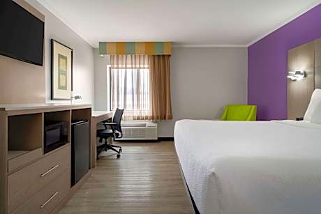 Queen Room with Bath Tub - Mobility Accessible/Non-Smoking