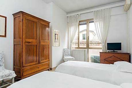 Twin Room with Private External Bathroom
