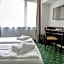 Hotel Attaché
