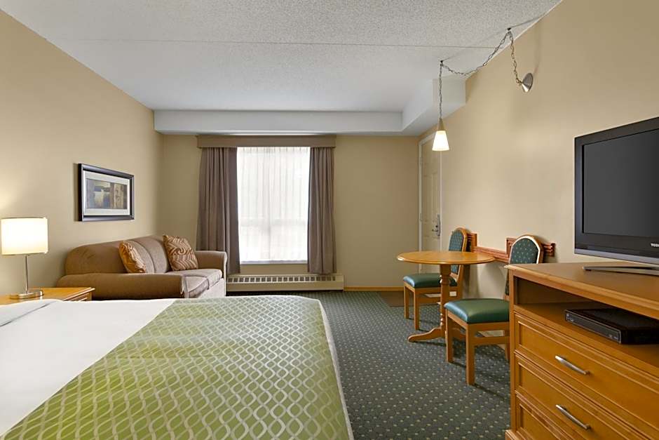 Colonial Square Inn & Suites