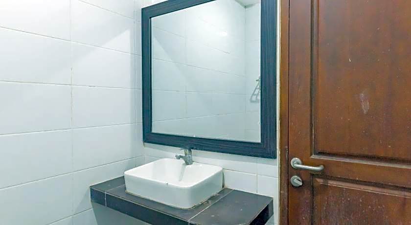 RedDoorz @ La Mega near Pasar Pagi Cirebon