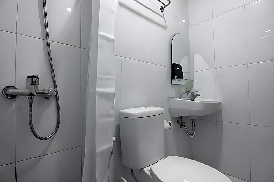 RedDoorz near ITC Mangga Dua