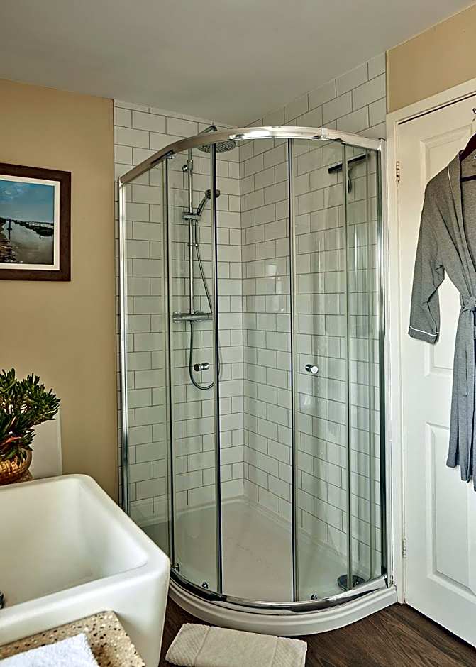 Cliff Farmhouse B&B Suites