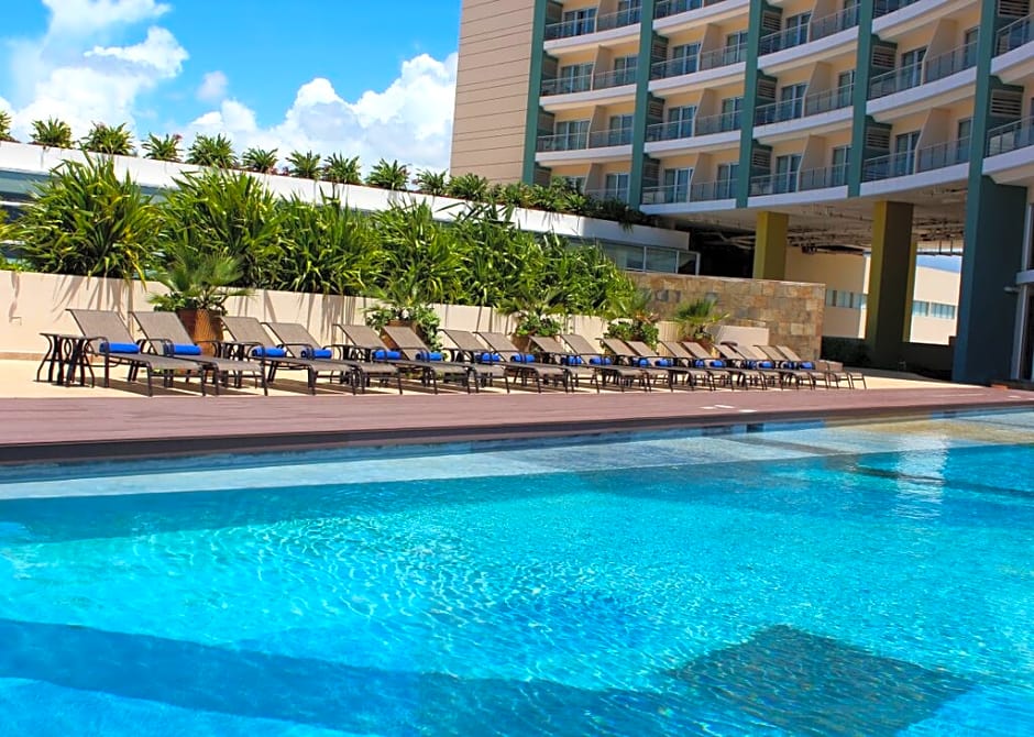 Krystal Urban Cancun-Malecon