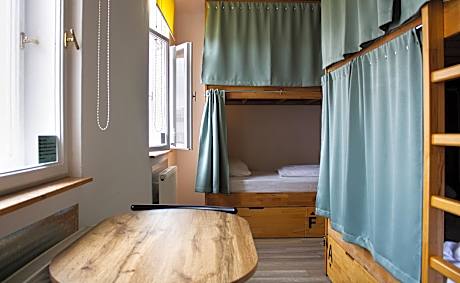 Female Dormitory Room 8 Beds - Shared Bathroom
