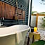 Grape Juice Retreat Rustic romantic gateway 5mins to beaches & town