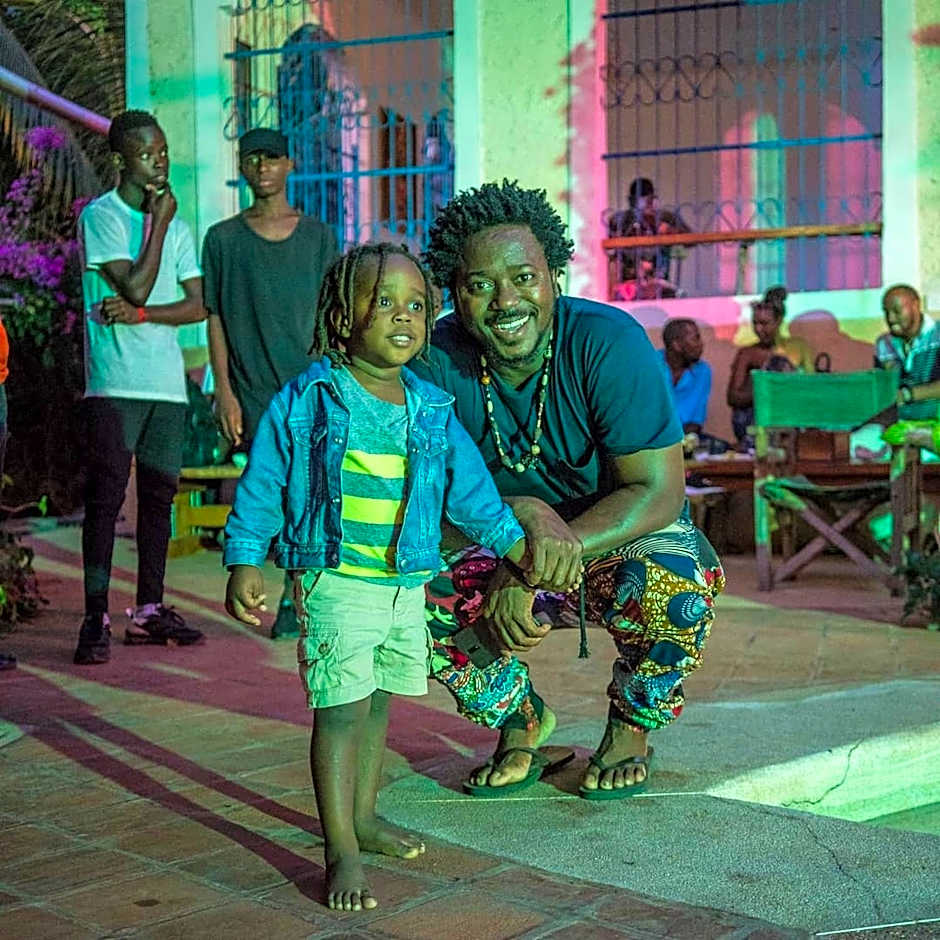 Distant Relatives Ecolodge & Backpackers