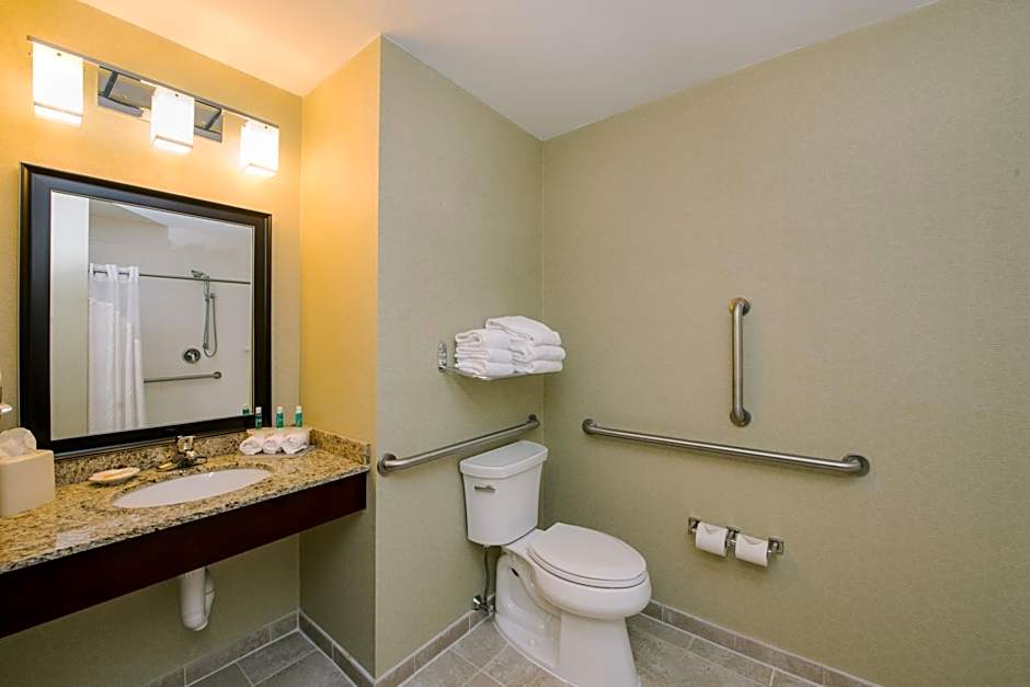 Holiday Inn Express and Suites Merrimack By IHG