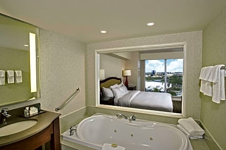 King Room Whirlpool Tub Both Can/Us Fallsview