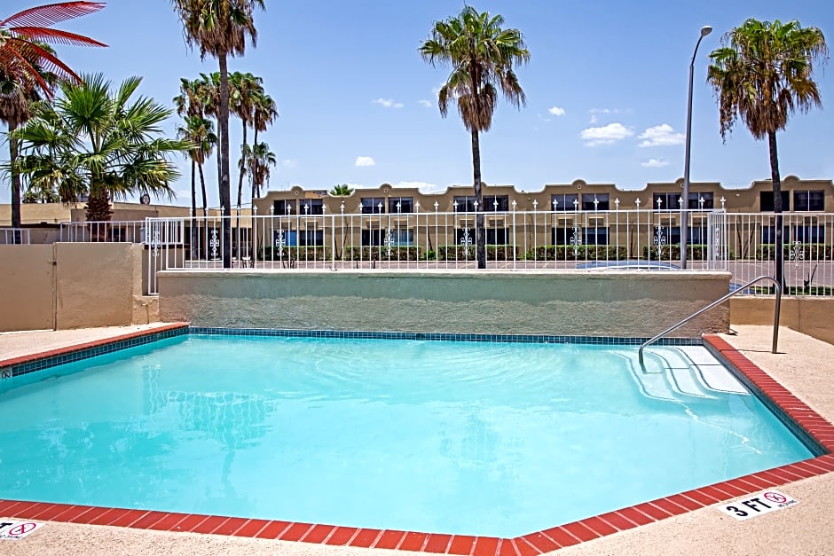 OYO Hotel McAllen Airport South - 1 mi from McAllen Medical Center