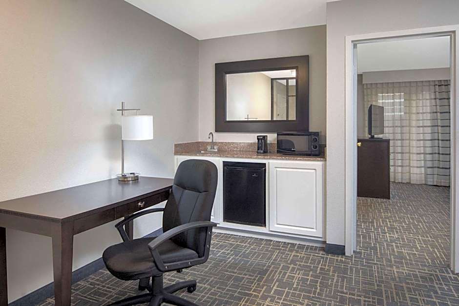 La Quinta Inn & Suites by Wyndham Atlanta Airport