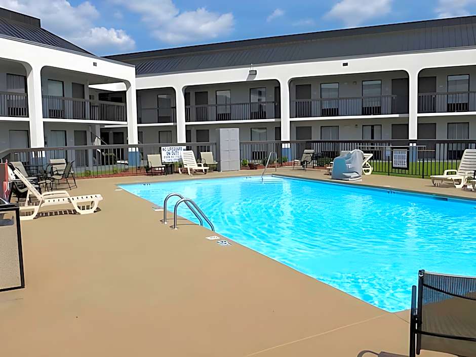 Baymont Inn & Suites Florence by Wyndham – Florence, SC