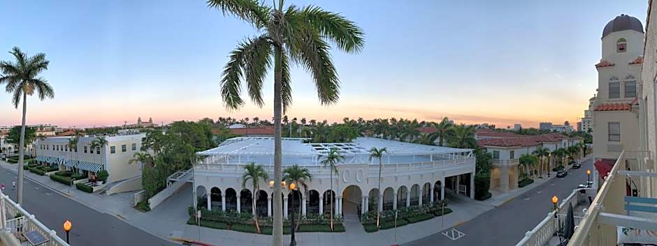 Palm Beach Hotel with Juliette Balconies! 2 blocks from beach! Historic Landmark