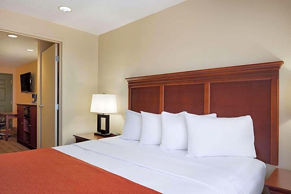 Country Inn & Suites by Radisson, Macedonia - Northfield