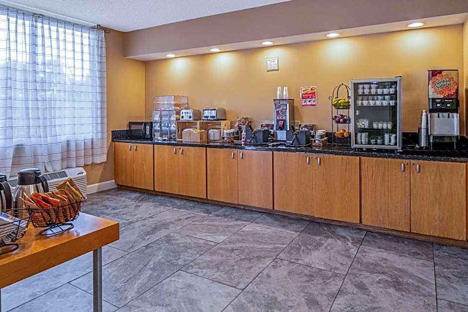 La Quinta Inn & Suites by Wyndham Naples Downtown